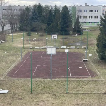 W Drzewniaku w Radomsku wiatr zerwał dach