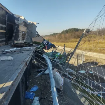 Kierowca ciężarówki uderzył w unieruchomiony pojazd i bariery energochłonne