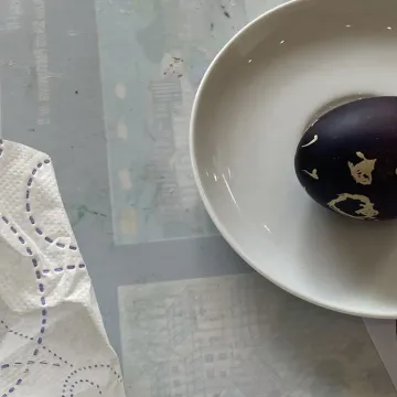 Powrót do korzeni. Uczestnicy warsztatów tworzyli pisanki batikowe w Muzeum Regionalnym w Radomsku