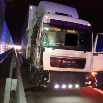 Ciężarówka na A1 najechała na poduszkę zderzeniową