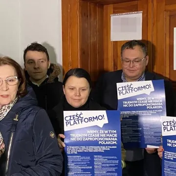 Poseł Anna Milczanowska mówi: „Cześć Platformo!”. I przekazuje ściągawkę