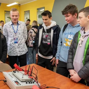 Elektryk kusił ósmoklasistów