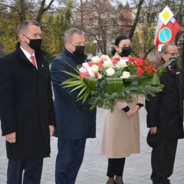 Kwiaty w Święto Niepodległości od władz Powiatu Radomszczańskiego