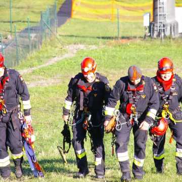 Strażacy pomagali osobom uwięzionym na wyciągu na Górze Kamieńskiej