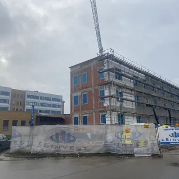 Nowoczesny obiekt przy szpitalu w Radomsku rośnie w oczach