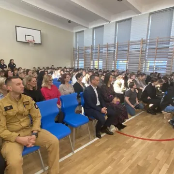 Foto budka, pokazy, poznawanie szkoły. Dzień  Otwarty w ZSP w Kamieńsku