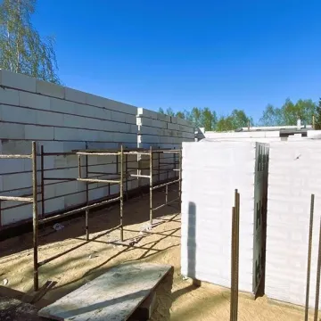 W budowie nowe garaże dla OSP Dąbrówka