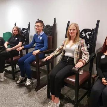 Anna Milczanowska oprowadzała młodzież po Sejmie