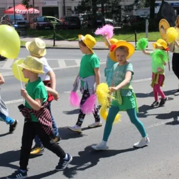 Barwny korowód z okazji Dnia Dziecka