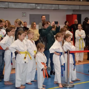 Karatecy na tatami na turnieju w Radomsku