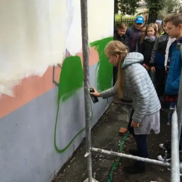 Malowanie muralu w bibliotece rozpoczęte