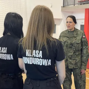 Uczniowie klas mundurowych z Radomska uczestniczyli w manewrach WOT