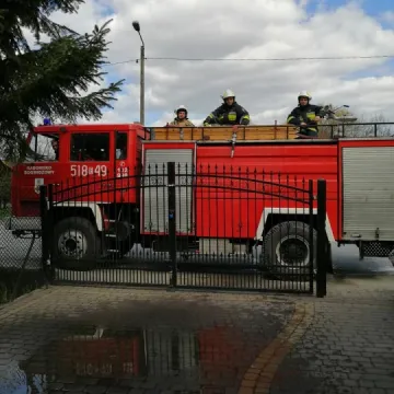 Strażacka „mokra pobudka” w Radomsku, Radziechowicach Drugich i Karczowie