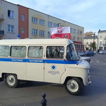 Zlot i parada zabytkowych samochodów w Święto Niepodległości w Radomsku
