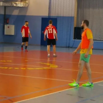 Pomagają małej Zuzi pokonać raka