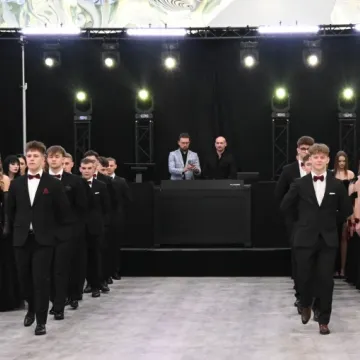 Polonez i odliczanie do matury. Studniówka ZSE w Radomsku