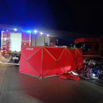 Tragiczny wypadek na A1 między Piotrkowem a Kamieńskiem. Jedna osoba nie żyje. 4 są ranne