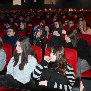 Uczniowie II LO w Radomsku wystawili „Opowieść wigilijną”. W języku angielskim...