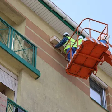 W Radomsku trwa montaż budek lęgowych dla jerzyków