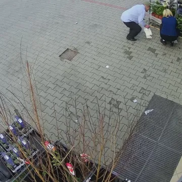 Rozpoznajesz te osoby? To sprawcy kradzieży sklepowej