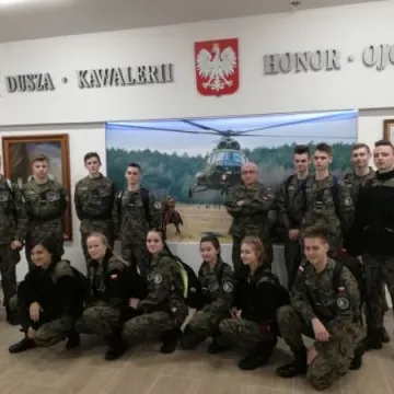Uczniowie „Drzewniaka” z wizytą w jednostce wojskowej 
