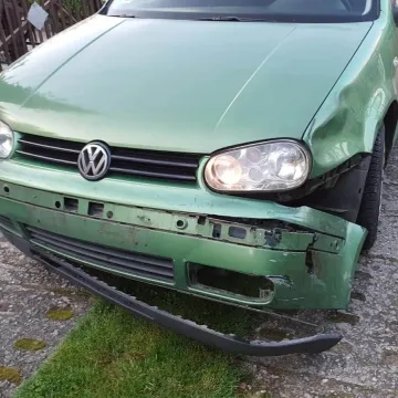 W Dobryszycach zderzenie motocykla z golfem