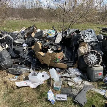 Gm. Gomunice: składowisko odpadów „wyrosło” nieopodal lasu
