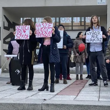 „Zjednoczeni dla Wolności” protestowali w Radomsku przeciwko rządowym obostrzeniom