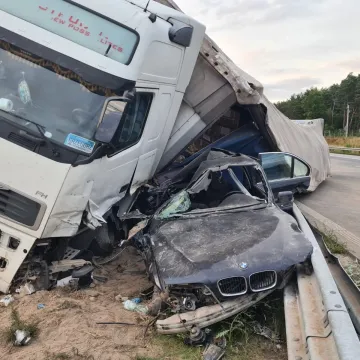 Przewrócona ciężarówka na A1 przygniotła auto osobowe. W środku małe dziecko