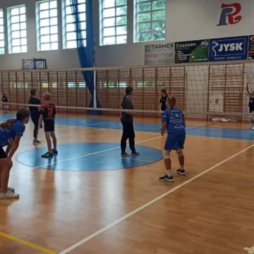 Siatkarska rywalizacja w hali powiatowej