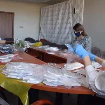 Pracownicy urzędu przygotowują maseczki dla mieszkańców