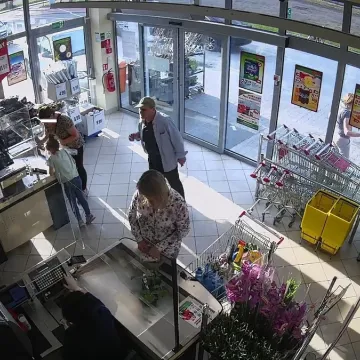 Rozpoznajesz te osoby? To sprawcy kradzieży sklepowej