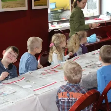 Przedszkolaki poznają niepodległość