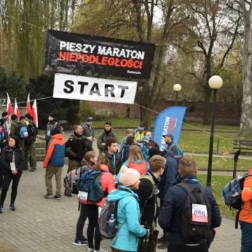 Wyruszyli na trasę VIII Pieszego Maratonu Niepodległości