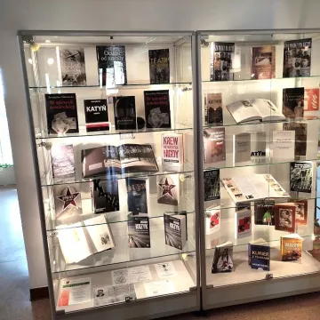 Katyń: zbrodnia, prawda, pamięć - wystawa w bibliotece w Radomsku