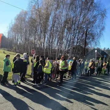Marsz odblaskowy w Szczepocicach. Uczniowie świecą przykładem