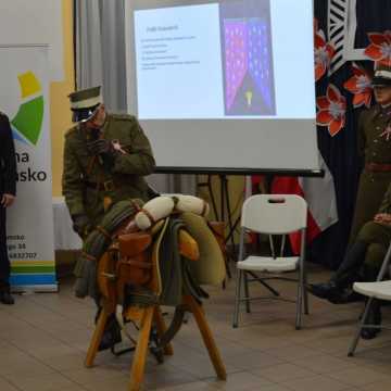 Wyjątkowy wieczór w Płoszowie. Byli ułani i rozstrzygnięcie konkursu plastycznego