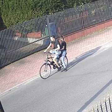 Policja poszukuje sprawców kradzieży roweru