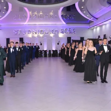 Studniówkowy wieczór uczniów radomszczańskiego Drzewniaka