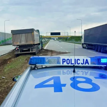 Wystrzeliła opona. Ciężarówka wjechała w bariery