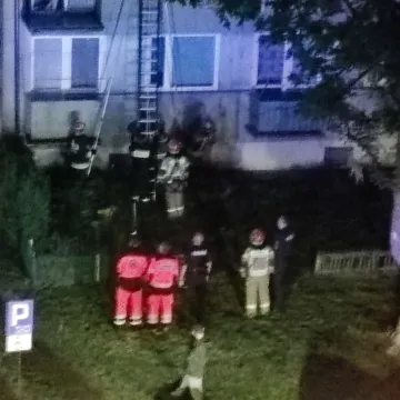 Starsza kobieta na balkonie. Interweniowały służby