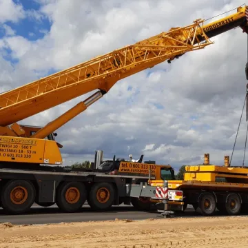 Trwa akcja usuwania tira, leżącego na DK1