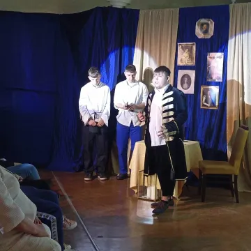 Uczniowie „elektryka” wystawili „Zemstę” Aleksandra Fredry