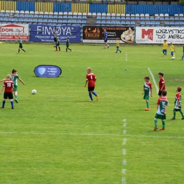 Mali piłkarze na dużej murawie