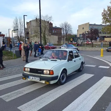 Zlot i parada zabytkowych samochodów w Święto Niepodległości w Radomsku