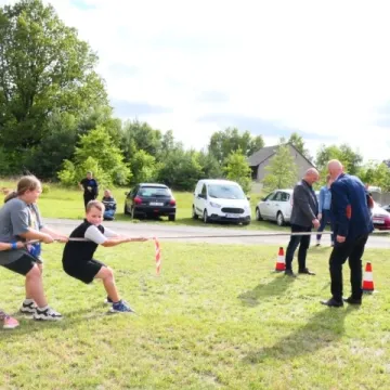 Strażacki piknik rodzinny w Dąbrówce zintegrował mieszkańców