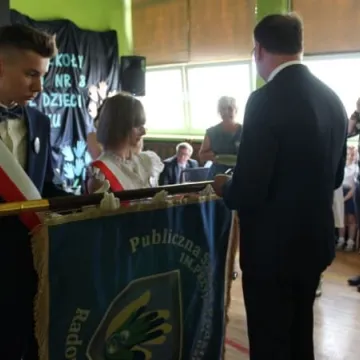 PSP 8 w Radomsku nadano imię „Przyjaciół Dzieci”. Uroczystości 50-lecia