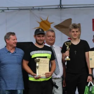 Niedośpielin z pucharem wójta