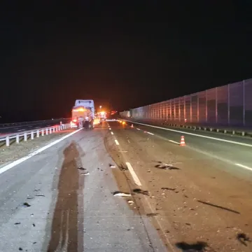 [AKTUALIZACJA] Autostrada A1. Osobówka najechała na pługopiaskarkę. Jedna osoba doznała licznych obrażeń ciała