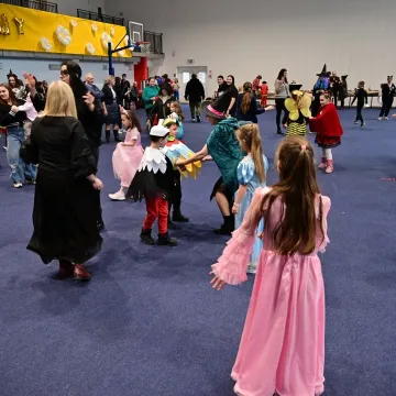 „Witajcie w naszej bajce”. Karnawałowy bal PCPR w Radomsku